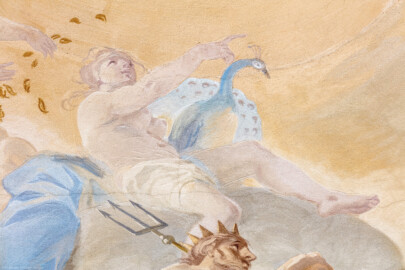 Schloss Bruchsal - Hauptbau / Corps de Logis - Beletage - Marmorsaal / Kaisersaal - Deckenfresko, Innere Zone, Mitte der Ostseite - Ausschnitt aus den Vier Elementen - Mitte: Darstellung der Göttin der Geburt, Ehe und Fürsorge Juno mit Pfau als Allegorie des Elements Luft; unten: Darstellung des Gotts des Wassers und des Meers Neptun / Poseidon mit Dreizack als Allegorie des Elements Wasser (Deckenfresko urspünglich gemalt 1754 von Johannes Zick, originalgetreu rekonstruiert 1971 bis 1974 von Wolfram Köberl; Stuck urspünglich von Johann Michael Feuchtmayer dem Jüngeren, rekonstruiert 1962 bis 1969 von Jakob und Josef Schnitzer) (aufgenommen im Juli 2020, am Nachmittag) Schloss Bruchsal - Hauptbau / Corps de Logis - Beletage - Marmorsaal / Kaisersaal - Deckenfresko, Innere Zone, Mitte der Ostseite - Ausschnitt aus den Vier Elementen - Mitte: Darstellung der Göttin der Geburt, Ehe und Fürsorge Juno mit Pfau als Allegorie des Elements Luft; unten: Darstellung des Gotts des Wassers und des Meers Neptun / Poseidon mit Dreizack als Allegorie des Elements Wasser (Deckenfresko urspünglich gemalt 1754 von Johannes Zick, originalgetreu rekonstruiert 1971 bis 1974 von Wolfram Köberl; Stuck urspünglich von Johann Michael Feuchtmayer dem Jüngeren, rekonstruiert 1962 bis 1969 von Jakob und Josef Schnitzer) (aufgenommen im Juli 2020, am Nachmittag)