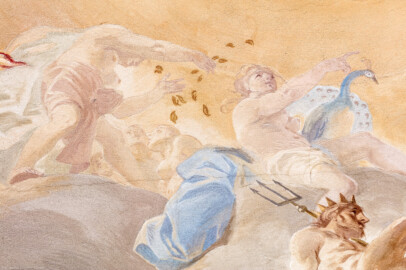 Schloss Bruchsal - Hauptbau / Corps de Logis - Beletage - Marmorsaal / Kaisersaal - Deckenfresko, Innere Zone, Mitte der Ostseite - Ausschnitt aus den Vier Elementen - Links: eine Frau, Blätter in die Luft werfend; rechts: Darstellung der Göttin der Geburt, Ehe und Fürsorge Juno mit Pfau als Allegorie des Elements Luft; unten rechts: Darstellung des Gotts des Wassers und des Meers Neptun / Poseidon mit Dreizack als Allegorie des Elements Wasser (Deckenfresko urspünglich gemalt 1754 von Johannes Zick, originalgetreu rekonstruiert 1971 bis 1974 von Wolfram Köberl; Stuck urspünglich von Johann Michael Feuchtmayer dem Jüngeren, rekonstruiert 1962 bis 1969 von Jakob und Josef Schnitzer) (aufgenommen im Juli 2020, am Nachmittag) Schloss Bruchsal - Hauptbau / Corps de Logis - Beletage - Marmorsaal / Kaisersaal - Deckenfresko, Innere Zone, Mitte der Ostseite - Ausschnitt aus den Vier Elementen - Links: eine Frau, Blätter in die Luft werfend; rechts: Darstellung der Göttin der Geburt, Ehe und Fürsorge Juno mit Pfau als Allegorie des Elements Luft; unten rechts: Darstellung des Gotts des Wassers und des Meers Neptun / Poseidon mit Dreizack als Allegorie des Elements Wasser (Deckenfresko urspünglich gemalt 1754 von Johannes Zick, originalgetreu rekonstruiert 1971 bis 1974 von Wolfram Köberl; Stuck urspünglich von Johann Michael Feuchtmayer dem Jüngeren, rekonstruiert 1962 bis 1969 von Jakob und Josef Schnitzer) (aufgenommen im Juli 2020, am Nachmittag)