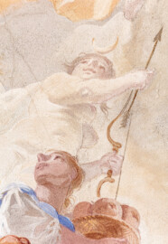 Schloss Bruchsal - Hauptbau / Corps de Logis - Beletage - Marmorsaal / Kaisersaal - Deckenfresko, Innere Zone, Südöstlich des Zentrums - Oben: Darstellung der Göttin der Jagd Diana / Artemis, mit Pfeil und Bogen und einer Mondsichel auf dem Kopf; unten: ein Mädchen mit einem Korb mit Früchten (Deckenfresko urspünglich gemalt 1754 von Johannes Zick, originalgetreu rekonstruiert 1971 bis 1974 von Wolfram Köberl; Stuck urspünglich von Johann Michael Feuchtmayer dem Jüngeren, rekonstruiert 1962 bis 1969 von Jakob und Josef Schnitzer) (aufgenommen im Juli 2020, am Nachmittag)