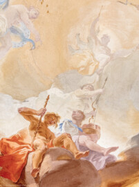 Schloss Bruchsal - Hauptbau / Corps de Logis - Beletage - Marmorsaal / Kaisersaal - Deckenfresko, Innere Zone, Südöstlich des Zentrums - Oben rechts: Darstellung der obersten Gottheit Zeus / Jupiter mit dem Donnerkeil als Allegorie des Elements Feuer; rechts unterhalb der Mitte: Darstellung der Göttin der Jagd Diana / Artemis, mit Pfeil und Bogen und einer Mondsichel auf dem Kopf; darunter: ein Mädchen mit einem Korb mit Früchten (Deckenfresko urspünglich gemalt 1754 von Johannes Zick, originalgetreu rekonstruiert 1971 bis 1974 von Wolfram Köberl; Stuck urspünglich von Johann Michael Feuchtmayer dem Jüngeren, rekonstruiert 1962 bis 1969 von Jakob und Josef Schnitzer) (aufgenommen im Juli 2020, am Nachmittag)