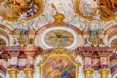 Schloss Bruchsal - Hauptbau / Corps de Logis - Beletage - Marmorsaal / Kaisersaal - Ostwand, Mitte - Blick von der Tür zum Altan nach Osten und nach oben (Stuckaturen ursprünglich von Johann Michael Feichtmayr; Deckenfresko ursprünglich von Johannes Zick, 1754, rekonstruiert von Wolfram Köberl, 1969 bis 1974; Supraporte ursprünglich gemalt von Johannes Zick, rekonstruiert von Wolfram Köberl, 1976-1981) (aufgenommen im Juli 2020, am Nachmittag)