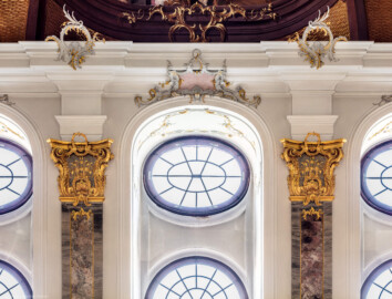 Schloss Bruchsal - Hauptbau / Corps de Logis - Beletage - Fürstensaal - Ostwand - Von Westen - Zentraler Blick auf die Fenster (aufgenommen im Juli 2020, am Nachmittag) Schloss Bruchsal - Hauptbau / Corps de Logis - Beletage - Fürstensaal - Ostwand - Von Westen - Zentraler Blick auf die Fenster (aufgenommen im Juli 2020, am Nachmittag)