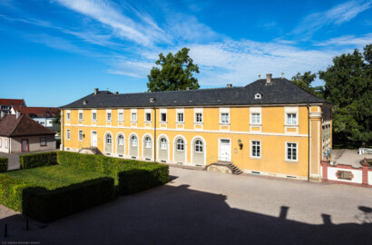 Schloss Bruchsal - Südliche Orangerie / Kavaliersbau - Von Außen / Von Nordosten - Blick vom ersten Obergeschoss des südlichen Verbindungsbaus auf die Ostfassade (aufgenommen im Juli 2020, am Vormittag) Schloss Bruchsal - Südliche Orangerie / Kavaliersbau - Von Außen / Von Nordosten - Blick vom ersten Obergeschoss des südlichen Verbindungsbaus auf die Ostfassade (aufgenommen im Juli 2020, am Vormittag)