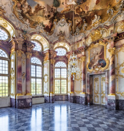 Schloss Bruchsal - Hauptbau / Corps de Logis - Beletage - Marmorsaal / Kaisersaal - Von Südost - Blick nach Nordwest in den Marmorsaal, auf die westliche (links) und nördliche (rechts) Wand, die Stuckaturen, die Fenster, die Tür zum Altan (links) und zum Jagdzimmer (rechts), die Supraporte "Perseus und Andromeda" und auf das Deckenfresko (Deckenfresko und Supraporte urspünglich gemalt 1754 von Johannes Zick, originalgetreu rekonstruiert 1971 bis 1974 von Wolfram Köberl; Stuck urspünglich von Johann Michael Feuchtmayer dem Jüngeren, rekonstruiert 1962 bis 1969 von Jakob und Josef Schnitzer) (aufgenommen im Juli 2020, am späten Vormittag)