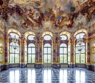 Schloss Bruchsal - Hauptbau / Corps de Logis - Beletage - Marmorsaal / Kaisersaal - Von Osten - Blick nach Westen in den Marmorsaal, auf die westliche Wand, die Stuckaturen, die Fenster und die Tür zum Altan (Deckenfresko urspünglich gemalt 1754 von Johannes Zick, originalgetreu rekonstruiert 1971 bis 1974 von Wolfram Köberl; Stuck urspünglich von Johann Michael Feuchtmayer dem Jüngeren, rekonstruiert 1962 bis 1969 von Jakob und Josef Schnitzer) (aufgenommen im Juli 2020, am späten Vormittag)