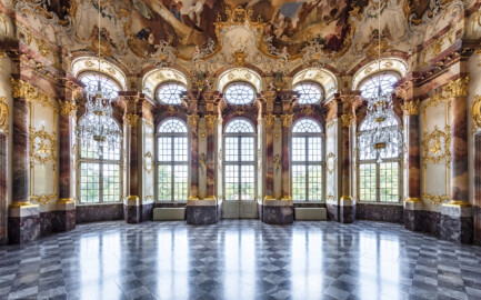 Schloss Bruchsal - Hauptbau / Corps de Logis - Beletage - Marmorsaal / Kaisersaal - Von Osten - Blick nach Westen in den Marmorsaal, auf die westliche Wand, die Stuckaturen, die Fenster und die Tür zum Altan (Deckenfresko urspünglich gemalt 1754 von Johannes Zick, originalgetreu rekonstruiert 1971 bis 1974 von Wolfram Köberl; Stuck urspünglich von Johann Michael Feuchtmayer dem Jüngeren, rekonstruiert 1962 bis 1969 von Jakob und Josef Schnitzer) (aufgenommen im Juli 2020, um die Mittagszeit)