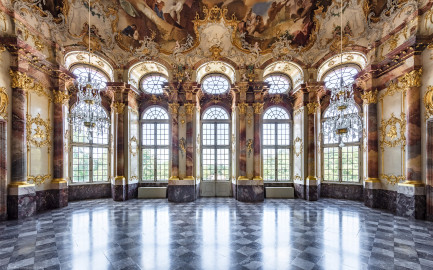 Schloss Bruchsal - Hauptbau / Corps de Logis - Beletage - Marmorsaal / Kaisersaal - Von Osten - Blick nach Westen in den Marmorsaal, auf die westliche Wand, die Stuckaturen, die Fenster und die Tür zum Altan (Deckenfresko urspünglich gemalt 1754 von Johannes Zick, originalgetreu rekonstruiert 1971 bis 1974 von Wolfram Köberl; Stuck urspünglich von Johann Michael Feuchtmayer dem Jüngeren, rekonstruiert 1962 bis 1969 von Jakob und Josef Schnitzer) (aufgenommen im Juli 2020, um die Mittagszeit) Schloss Bruchsal - Hauptbau / Corps de Logis - Beletage - Marmorsaal / Kaisersaal - Von Osten - Blick nach Westen in den Marmorsaal, auf die westliche Wand, die Stuckaturen, die Fenster und die Tür zum Altan (Deckenfresko urspünglich gemalt 1754 von Johannes Zick, originalgetreu rekonstruiert 1971 bis 1974 von Wolfram Köberl; Stuck urspünglich von Johann Michael Feuchtmayer dem Jüngeren, rekonstruiert 1962 bis 1969 von Jakob und Josef Schnitzer) (aufgenommen im Juli 2020, um die Mittagszeit)