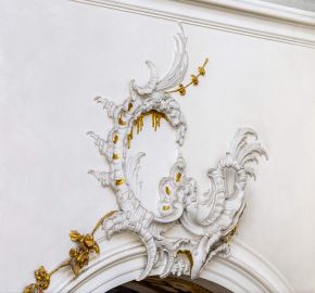 Schloss Bruchsal - Hauptbau / Corps de Logis - Treppenhaus - Südliche Treppe - Blick vom unteren Treppenpodest nach oben auf Stuckverzierungen (Treppenhaus und Treppe entworfen von Balthasar Neumann um 1731) (aufgenommen im Juli 2020, am frühen Nachmittag) Schloss Bruchsal - Hauptbau / Corps de Logis - Treppenhaus - Südliche Treppe - Blick vom unteren Treppenpodest nach oben auf Stuckverzierungen (Treppenhaus und Treppe entworfen von Balthasar Neumann um 1731) (aufgenommen im Juli 2020, am frühen Nachmittag)