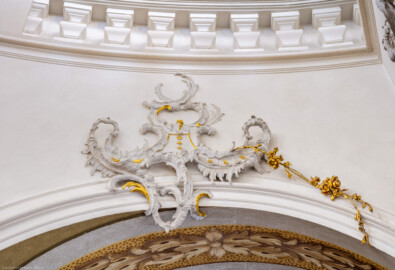 Schloss Bruchsal - Hauptbau / Corps de Logis - Treppenhaus - Nördliche Treppe - Blick vom unteren Treppenpodest nach Osten und nach oben Stuckverzierungen (Treppenhaus und Treppe entworfen von Balthasar Neumann um 1731) (aufgenommen im Juli 2020, am Nachmittag) Schloss Bruchsal - Hauptbau / Corps de Logis - Treppenhaus - Nördliche Treppe - Blick vom unteren Treppenpodest nach Osten und nach oben Stuckverzierungen (Treppenhaus und Treppe entworfen von Balthasar Neumann um 1731) (aufgenommen im Juli 2020, am Nachmittag)