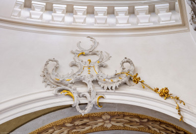 Schloss Bruchsal - Hauptbau / Corps de Logis - Treppenhaus - Nördliche Treppe - Blick vom unteren Treppenpodest nach Osten und nach oben Stuckverzierungen (Treppenhaus und Treppe entworfen von Balthasar Neumann um 1731) (aufgenommen im Juli 2020, am Nachmittag) Schloss Bruchsal - Hauptbau / Corps de Logis - Treppenhaus - Nördliche Treppe - Blick vom unteren Treppenpodest nach Osten und nach oben Stuckverzierungen (Treppenhaus und Treppe entworfen von Balthasar Neumann um 1731) (aufgenommen im Juli 2020, am Nachmittag)