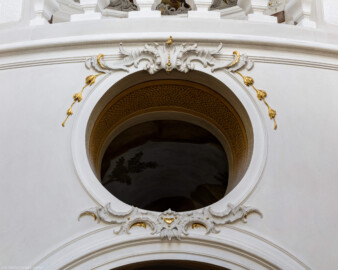 Schloss Bruchsal - Hauptbau / Corps de Logis - Treppenhaus - Rechte / nördliche Treppe - Blick vom mittleren Treppenpodest nach Süden auf eine Öffnung zur Grotte (Treppenhaus und Treppe entworfen von Balthasar Neumann um 1731) (aufgenommen im Juli 2020, am Nachmittag) Schloss Bruchsal - Hauptbau / Corps de Logis - Treppenhaus - Rechte / nördliche Treppe - Blick vom mittleren Treppenpodest nach Süden auf eine Öffnung zur Grotte (Treppenhaus und Treppe entworfen von Balthasar Neumann um 1731) (aufgenommen im Juli 2020, am Nachmittag)