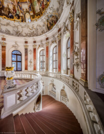 Schloss Bruchsal - Hauptbau / Corps de Logis - Treppenhaus / Kuppelsaal - Blick vom oberen südlichen Treppenabsatz in das Treppenhaus hinunter und in den Kuppelsaal hinein (Treppenhaus und Treppe entworfen von Balthasar Neumann um 1731) (aufgenommen im Juli 2020, am späten Nachmittag) Schloss Bruchsal - Hauptbau / Corps de Logis - Treppenhaus / Kuppelsaal - Blick vom oberen südlichen Treppenabsatz in das Treppenhaus hinunter und in den Kuppelsaal hinein (Treppenhaus und Treppe entworfen von Balthasar Neumann um 1731) (aufgenommen im Juli 2020, am späten Nachmittag)