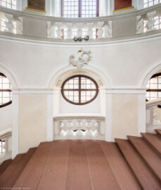 Schloss Bruchsal - Hauptbau / Corps de Logis - Treppenhaus - Nördliche Treppe - Blick vom mittleren Treppenpodest nach Norden auf die Ovalfenster und die Balustraden (Treppenhaus und Treppe entworfen von Balthasar Neumann um 1731) (aufgenommen im Juli 2020, am späten Nachmittag) Schloss Bruchsal - Hauptbau / Corps de Logis - Treppenhaus - Nördliche Treppe - Blick vom mittleren Treppenpodest nach Norden auf die Ovalfenster und die Balustraden (Treppenhaus und Treppe entworfen von Balthasar Neumann um 1731) (aufgenommen im Juli 2020, am späten Nachmittag)