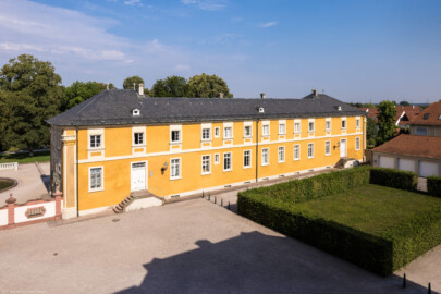 Schloss Bruchsal - Nördliche Orangerie / Nebendienstdienerbau - Von Außen / Von Südost -  Blick vom zweiten Obergeschoss des nördlichen Verbindungsbaus auf die Ostfassade (aufgenommen im August 2020, am späten Vormittag)