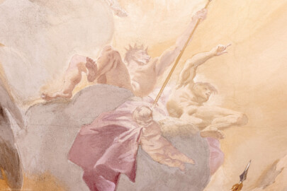 Schloss Bruchsal - Hauptbau / Corps de Logis - Beletage - Marmorsaal / Kaisersaal - Deckenfresko, äußere Zone, westlich des Zentrums der Decke - Ausschnitt aus den Vier Elementen - Links der Mitte: Darstellung des Gotts der aus der Erde kommenden Reichtümer Pluto mit Zweizack als Allegorie des Elements Erde (Deckenfresko urspünglich gemalt 1754 von Johannes Zick, originalgetreu rekonstruiert 1971 bis 1974 von Wolfram Köberl; Stuck urspünglich von Johann Michael Feuchtmayer dem Jüngeren, rekonstruiert 1962 bis 1969 von Jakob und Josef Schnitzer) (aufgenommen im August 2020, am frühen Nachmittag) Schloss Bruchsal - Hauptbau / Corps de Logis - Beletage - Marmorsaal / Kaisersaal - Deckenfresko, äußere Zone, westlich des Zentrums der Decke - Ausschnitt aus den Vier Elementen - Links der Mitte: Darstellung des Gotts der aus der Erde kommenden Reichtümer Pluto mit Zweizack als Allegorie des Elements Erde (Deckenfresko urspünglich gemalt 1754 von Johannes Zick, originalgetreu rekonstruiert 1971 bis 1974 von Wolfram Köberl; Stuck urspünglich von Johann Michael Feuchtmayer dem Jüngeren, rekonstruiert 1962 bis 1969 von Jakob und Josef Schnitzer) (aufgenommen im August 2020, am frühen Nachmittag)