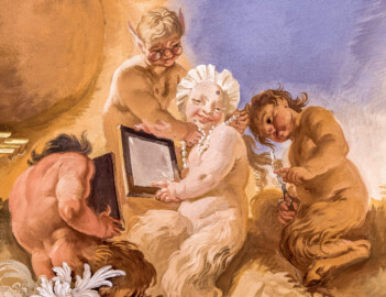 Schloss Bruchsal - Hauptbau / Corps de Logis - Beletage - Marmorsaal / Kaisersaal - Deckenfresko, äußere Zone, nordwestlich des Zentrums der Decke - Darstellung der Eitelkeit, mit einer Perlenkette um den Hals und einem Spiegel in der Hand, umgeben von drei Satyrn (mit Spiegel, Brille und Brennschere) (Deckenfresko urspünglich gemalt 1754 von Johannes Zick, originalgetreu rekonstruiert 1971 bis 1974 von Wolfram Köberl; Stuck urspünglich von Johann Michael Feuchtmayer dem Jüngeren, rekonstruiert 1962 bis 1969 von Jakob und Josef Schnitzer) (aufgenommen im August 2020, am frühen Nachmittag) Schloss Bruchsal - Hauptbau / Corps de Logis - Beletage - Marmorsaal / Kaisersaal - Deckenfresko, äußere Zone, nordwestlich des Zentrums der Decke - Darstellung der Eitelkeit, mit einer Perlenkette um den Hals und einem Spiegel in der Hand, umgeben von drei Satyrn (mit Spiegel, Brille und Brennschere) (Deckenfresko urspünglich gemalt 1754 von Johannes Zick, originalgetreu rekonstruiert 1971 bis 1974 von Wolfram Köberl; Stuck urspünglich von Johann Michael Feuchtmayer dem Jüngeren, rekonstruiert 1962 bis 1969 von Jakob und Josef Schnitzer) (aufgenommen im August 2020, am frühen Nachmittag)