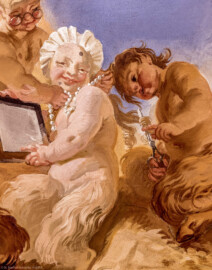 Schloss Bruchsal - Hauptbau / Corps de Logis - Beletage - Marmorsaal / Kaisersaal - Deckenfresko, äußere Zone, nordwestlich des Zentrums der Decke - Darstellung der Eitelkeit, mit einer Perlenkette um den Hals und einem Spiegel in der Hand, umgeben von Satyrn (mit Brille und Brennschere) (Deckenfresko urspünglich gemalt 1754 von Johannes Zick, originalgetreu rekonstruiert 1971 bis 1974 von Wolfram Köberl; Stuck urspünglich von Johann Michael Feuchtmayer dem Jüngeren, rekonstruiert 1962 bis 1969 von Jakob und Josef Schnitzer) (aufgenommen im August 2020, am frühen Nachmittag) Schloss Bruchsal - Hauptbau / Corps de Logis - Beletage - Marmorsaal / Kaisersaal - Deckenfresko, äußere Zone, nordwestlich des Zentrums der Decke - Darstellung der Eitelkeit, mit einer Perlenkette um den Hals und einem Spiegel in der Hand, umgeben von Satyrn (mit Brille und Brennschere) (Deckenfresko urspünglich gemalt 1754 von Johannes Zick, originalgetreu rekonstruiert 1971 bis 1974 von Wolfram Köberl; Stuck urspünglich von Johann Michael Feuchtmayer dem Jüngeren, rekonstruiert 1962 bis 1969 von Jakob und Josef Schnitzer) (aufgenommen im August 2020, am frühen Nachmittag)