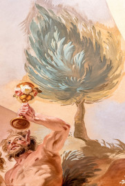 Schloss Bruchsal - Hauptbau / Corps de Logis - Beletage - Marmorsaal / Kaisersaal - Deckenfresko, äußere Zone, nordwestlich des Zentrums der Decke - Darstellung eines Satyrs (Deckenfresko urspünglich gemalt 1754 von Johannes Zick, originalgetreu rekonstruiert 1971 bis 1974 von Wolfram Köberl; Stuck urspünglich von Johann Michael Feuchtmayer dem Jüngeren, rekonstruiert 1962 bis 1969 von Jakob und Josef Schnitzer) (aufgenommen im August 2020, am Nachmittag) Schloss Bruchsal - Hauptbau / Corps de Logis - Beletage - Marmorsaal / Kaisersaal - Deckenfresko, äußere Zone, nordwestlich des Zentrums der Decke - Darstellung eines Satyrs (Deckenfresko urspünglich gemalt 1754 von Johannes Zick, originalgetreu rekonstruiert 1971 bis 1974 von Wolfram Köberl; Stuck urspünglich von Johann Michael Feuchtmayer dem Jüngeren, rekonstruiert 1962 bis 1969 von Jakob und Josef Schnitzer) (aufgenommen im August 2020, am Nachmittag)