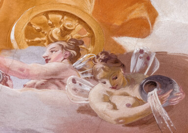 Schloss Bruchsal - Hauptbau / Corps de Logis - Beletage - Marmorsaal / Kaisersaal - Deckenfresko, äußere Zone, nordöstlich des Zentrums der Decke - Mitte: zwei Horen, Göttinnen der Jahreszeiten, Tau aus Krügen gießend; darüber: der Sonnenwagen des Sonnengotts Apoll (Deckenfresko urspünglich gemalt 1754 von Johannes Zick, originalgetreu rekonstruiert 1971 bis 1974 von Wolfram Köberl; Stuck urspünglich von Johann Michael Feuchtmayer dem Jüngeren, rekonstruiert 1962 bis 1969 von Jakob und Josef Schnitzer) (aufgenommen im August 2020, am Nachmittag) Schloss Bruchsal - Hauptbau / Corps de Logis - Beletage - Marmorsaal / Kaisersaal - Deckenfresko, äußere Zone, nordöstlich des Zentrums der Decke - Mitte: zwei Horen, Göttinnen der Jahreszeiten, Tau aus Krügen gießend; darüber: der Sonnenwagen des Sonnengotts Apoll (Deckenfresko urspünglich gemalt 1754 von Johannes Zick, originalgetreu rekonstruiert 1971 bis 1974 von Wolfram Köberl; Stuck urspünglich von Johann Michael Feuchtmayer dem Jüngeren, rekonstruiert 1962 bis 1969 von Jakob und Josef Schnitzer) (aufgenommen im August 2020, am Nachmittag)