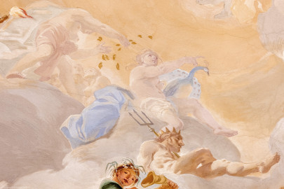 Schloss Bruchsal - Hauptbau / Corps de Logis - Beletage - Marmorsaal / Kaisersaal - Deckenfresko, äußere Zone, östlich des Zentrums der Decke - Ausschnitt aus den Vier Elementen - Links: eine Frau, Blätter in die Luft werfend; rechts: Darstellung der Göttin der Geburt, Ehe und Fürsorge Juno mit Pfau als Allegorie des Elements Luft; unten rechts: Darstellung des Gotts des Wassers und des Meers Neptun / Poseidon mit Dreizack als Allegorie des Elements Wasser (Deckenfresko urspünglich gemalt 1754 von Johannes Zick, originalgetreu rekonstruiert 1971 bis 1974 von Wolfram Köberl; Stuck urspünglich von Johann Michael Feuchtmayer dem Jüngeren, rekonstruiert 1962 bis 1969 von Jakob und Josef Schnitzer) (aufgenommen im August 2020, am Nachmittag) Schloss Bruchsal - Hauptbau / Corps de Logis - Beletage - Marmorsaal / Kaisersaal - Deckenfresko, äußere Zone, östlich des Zentrums der Decke - Ausschnitt aus den Vier Elementen - Links: eine Frau, Blätter in die Luft werfend; rechts: Darstellung der Göttin der Geburt, Ehe und Fürsorge Juno mit Pfau als Allegorie des Elements Luft; unten rechts: Darstellung des Gotts des Wassers und des Meers Neptun / Poseidon mit Dreizack als Allegorie des Elements Wasser (Deckenfresko urspünglich gemalt 1754 von Johannes Zick, originalgetreu rekonstruiert 1971 bis 1974 von Wolfram Köberl; Stuck urspünglich von Johann Michael Feuchtmayer dem Jüngeren, rekonstruiert 1962 bis 1969 von Jakob und Josef Schnitzer) (aufgenommen im August 2020, am Nachmittag)