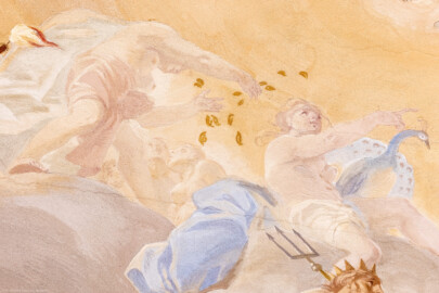 Schloss Bruchsal - Hauptbau / Corps de Logis - Beletage - Marmorsaal / Kaisersaal - Deckenfresko, äußere Zone, östlich des Zentrums der Decke - Ausschnitt aus den Vier Elementen - Links: eine Frau, Blätter in die Luft werfend; rechts: Darstellung der Göttin der Geburt, Ehe und Fürsorge Juno mit Pfau als Allegorie des Elements Luft; unten rechts: Darstellung des Gotts des Wassers und des Meers Neptun / Poseidon mit Dreizack als Allegorie des Elements Wasser (Deckenfresko urspünglich gemalt 1754 von Johannes Zick, originalgetreu rekonstruiert 1971 bis 1974 von Wolfram Köberl; Stuck urspünglich von Johann Michael Feuchtmayer dem Jüngeren, rekonstruiert 1962 bis 1969 von Jakob und Josef Schnitzer) (aufgenommen im August 2020, am Nachmittag) Schloss Bruchsal - Hauptbau / Corps de Logis - Beletage - Marmorsaal / Kaisersaal - Deckenfresko, äußere Zone, östlich des Zentrums der Decke - Ausschnitt aus den Vier Elementen - Links: eine Frau, Blätter in die Luft werfend; rechts: Darstellung der Göttin der Geburt, Ehe und Fürsorge Juno mit Pfau als Allegorie des Elements Luft; unten rechts: Darstellung des Gotts des Wassers und des Meers Neptun / Poseidon mit Dreizack als Allegorie des Elements Wasser (Deckenfresko urspünglich gemalt 1754 von Johannes Zick, originalgetreu rekonstruiert 1971 bis 1974 von Wolfram Köberl; Stuck urspünglich von Johann Michael Feuchtmayer dem Jüngeren, rekonstruiert 1962 bis 1969 von Jakob und Josef Schnitzer) (aufgenommen im August 2020, am Nachmittag)