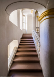 Schloss Bruchsal - Hauptbau / Corps de Logis - Von innen - Nordöstliche Dienertreppe - Zwischen erstem und zweitem Obergeschoss - Von Süden - Blick vom Treppenabsatz der Dienertreppe nach Norden in den Dienergang des zweiten Obergeschosses (der Beletage) (aufgenommen im September 2020, um die Mittagszeit) Schloss Bruchsal - Hauptbau / Corps de Logis - Von innen - Nordöstliche Dienertreppe - Zwischen erstem und zweitem Obergeschoss - Von Süden - Blick vom Treppenabsatz der Dienertreppe nach Norden in den Dienergang des zweiten Obergeschosses (der Beletage) (aufgenommen im September 2020, um die Mittagszeit)
