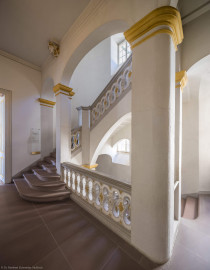 Schloss Bruchsal - Hauptbau / Corps de Logis - Von innen - Nordöstliche Dienertreppe - Zweites Obergeschoss (Beletage) - Von Nordosten - Blick auf die Dienertreppe in das dritte Obergeschoss, links die Tür zum Fürstensaal (aufgenommen im September 2020, am frühen Nachmittag) Schloss Bruchsal - Hauptbau / Corps de Logis - Von innen - Nordöstliche Dienertreppe - Zweites Obergeschoss (Beletage) - Von Nordosten - Blick auf die Dienertreppe in das dritte Obergeschoss, links die Tür zum Fürstensaal (aufgenommen im September 2020, am frühen Nachmittag)
