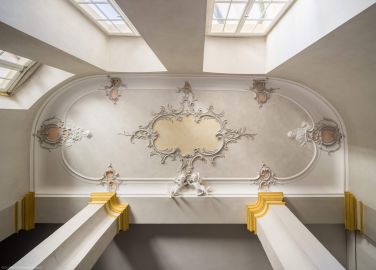 Schloss Bruchsal - Hauptbau / Corps de Logis - Von innen - Nordöstliche Dienertreppe - Zwischen zweitem und dritten Obergeschoss - Blick von der Treppe ins dritte Obergeschoss nach oben an die Decke mit den Stuckverzierungen (aufgenommen im September 2020, am frühen Nachmittag) Schloss Bruchsal - Hauptbau / Corps de Logis - Von innen - Nordöstliche Dienertreppe - Zwischen zweitem und dritten Obergeschoss - Blick von der Treppe ins dritte Obergeschoss nach oben an die Decke mit den Stuckverzierungen (aufgenommen im September 2020, am frühen Nachmittag)