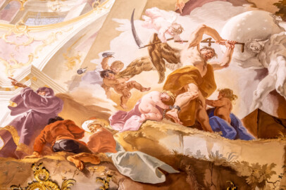 Schloss Bruchsal - Hauptbau / Corps de Logis - Beletage - Marmorsaal / Kaisersaal - Deckenfresko, äußere Zone, südwestlich - Links / unten: Darstellung dreier Männer aus dem Orient, auf den Tempel der Göttin Vesta mit dem ewigen Feuer zeigend; rechts der Mitte: Darstellung des Zeitgotts Chronos beim Versuch, mit seiner Sense die Weltkugel zu zerstören; ganz rechts: Darstellung des Titans Atlas, die Weltkugel tragend; links oberhalb Chronos: ein Putto, die Sense zerbrechend; links unterhalb Chronos: ein weiterer Putto, Chronos an den Füßen fesselnd; links von Chronos: ein Engelchen kämpft mit einem Teufelchen und zerstört das Stundenglas und verhindert die Zeit am Zerrinnen (Deckenfresko urspünglich gemalt 1754 von Johannes Zick, originalgetreu rekonstruiert 1971 bis 1974 von Wolfram Köberl; Stuck urspünglich von Johann Michael Feuchtmayer dem Jüngeren, rekonstruiert 1962 bis 1969 von Jakob und Josef Schnitzer) (aufgenommen im September 2020, am Nachmittag) Schloss Bruchsal - Hauptbau / Corps de Logis - Beletage - Marmorsaal / Kaisersaal - Deckenfresko, äußere Zone, südwestlich - Links / unten: Darstellung dreier Männer aus dem Orient, auf den Tempel der Göttin Vesta mit dem ewigen Feuer zeigend; rechts der Mitte: Darstellung des Zeitgotts Chronos beim Versuch, mit seiner Sense die Weltkugel zu zerstören; ganz rechts: Darstellung des Titans Atlas, die Weltkugel tragend; links oberhalb Chronos: ein Putto, die Sense zerbrechend; links unterhalb Chronos: ein weiterer Putto, Chronos an den Füßen fesselnd; links von Chronos: ein Engelchen kämpft mit einem Teufelchen und zerstört das Stundenglas und verhindert die Zeit am Zerrinnen (Deckenfresko urspünglich gemalt 1754 von Johannes Zick, originalgetreu rekonstruiert 1971 bis 1974 von Wolfram Köberl; Stuck urspünglich von Johann Michael Feuchtmayer dem Jüngeren, rekonstruiert 1962 bis 1969 von Jakob und Josef Schnitzer) (aufgenommen im September 2020, am Nachmittag)