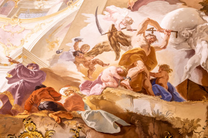 Schloss Bruchsal - Hauptbau / Corps de Logis - Beletage - Marmorsaal / Kaisersaal - Deckenfresko, äußere Zone, südwestlich - Links / unten: Darstellung dreier Männer aus dem Orient, auf den Tempel der Göttin Vesta mit dem ewigen Feuer zeigend; rechts der Mitte: Darstellung des Zeitgotts Chronos beim Versuch, mit seiner Sense die Weltkugel zu zerstören; ganz rechts: Darstellung des Titans Atlas, die Weltkugel tragend; links oberhalb Chronos: ein Putto, die Sense zerbrechend; links unterhalb Chronos: ein weiterer Putto, Chronos an den Füßen fesselnd; links von Chronos: ein Engelchen kämpft mit einem Teufelchen und zerstört das Stundenglas und verhindert die Zeit am Zerrinnen (Deckenfresko urspünglich gemalt 1754 von Johannes Zick, originalgetreu rekonstruiert 1971 bis 1974 von Wolfram Köberl; Stuck urspünglich von Johann Michael Feuchtmayer dem Jüngeren, rekonstruiert 1962 bis 1969 von Jakob und Josef Schnitzer) (aufgenommen im September 2020, am Nachmittag) Schloss Bruchsal - Hauptbau / Corps de Logis - Beletage - Marmorsaal / Kaisersaal - Deckenfresko, äußere Zone, südwestlich - Links / unten: Darstellung dreier Männer aus dem Orient, auf den Tempel der Göttin Vesta mit dem ewigen Feuer zeigend; rechts der Mitte: Darstellung des Zeitgotts Chronos beim Versuch, mit seiner Sense die Weltkugel zu zerstören; ganz rechts: Darstellung des Titans Atlas, die Weltkugel tragend; links oberhalb Chronos: ein Putto, die Sense zerbrechend; links unterhalb Chronos: ein weiterer Putto, Chronos an den Füßen fesselnd; links von Chronos: ein Engelchen kämpft mit einem Teufelchen und zerstört das Stundenglas und verhindert die Zeit am Zerrinnen (Deckenfresko urspünglich gemalt 1754 von Johannes Zick, originalgetreu rekonstruiert 1971 bis 1974 von Wolfram Köberl; Stuck urspünglich von Johann Michael Feuchtmayer dem Jüngeren, rekonstruiert 1962 bis 1969 von Jakob und Josef Schnitzer) (aufgenommen im September 2020, am Nachmittag)