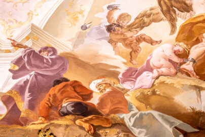 Schloss Bruchsal - Hauptbau / Corps de Logis - Beletage - Marmorsaal / Kaisersaal - Deckenfresko, äußere Zone, südwestlich - Links / unten: drei Männer aus dem Orient, auf den Tempel der Göttin Vesta mit dem ewigen Feuer zeigend; oben rechts: ein Engelchen kämpft mit einem Teufelchen und zerstört das Stundenglas und verhindert die Zeit am Zerrinnen; mitte rechts: ein Putto, Chronos an den Füßen fesselnd (Deckenfresko urspünglich gemalt 1754 von Johannes Zick, originalgetreu rekonstruiert 1971 bis 1974 von Wolfram Köberl; Stuck urspünglich von Johann Michael Feuchtmayer dem Jüngeren, rekonstruiert 1962 bis 1969 von Jakob und Josef Schnitzer) (aufgenommen im September 2020, am Nachmittag) Schloss Bruchsal - Hauptbau / Corps de Logis - Beletage - Marmorsaal / Kaisersaal - Deckenfresko, äußere Zone, südwestlich - Links / unten: drei Männer aus dem Orient, auf den Tempel der Göttin Vesta mit dem ewigen Feuer zeigend; oben rechts: ein Engelchen kämpft mit einem Teufelchen und zerstört das Stundenglas und verhindert die Zeit am Zerrinnen; mitte rechts: ein Putto, Chronos an den Füßen fesselnd (Deckenfresko urspünglich gemalt 1754 von Johannes Zick, originalgetreu rekonstruiert 1971 bis 1974 von Wolfram Köberl; Stuck urspünglich von Johann Michael Feuchtmayer dem Jüngeren, rekonstruiert 1962 bis 1969 von Jakob und Josef Schnitzer) (aufgenommen im September 2020, am Nachmittag)