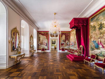 Schloss Bruchsal - Hauptbau / Corps de Logis - Beletage - Thronsaal - Von Westen - Zentraler Blick nach Osten in den Thronsaal, auf Tapisserien der Serie "Berühmte Männer nach Plutarch" sowie auf das Thronensemble (aufgenommen im September 2020, am Nachmittag)