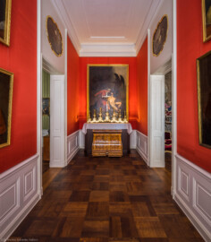 Schloss Bruchsal - Hauptbau / Corps de Logis - Beletage - Hauskapelle - Von Norden - Blick in die schmale Hauskapelle auf den Altarnachbau mit dem Betpult sowie dem Altarkreuz und den Silberleuchtern aus dem Besitz von Damian Hugo Philipp von Schönborn-Buchheim, dahinter das Gemälde Nr. 210 "Opferung des Isaak" (gemalt von Johannes Zick; Inv.Nr. G 339) (aufgenommen im September 2020, am Nachmittag) Schloss Bruchsal - Hauptbau / Corps de Logis - Beletage - Hauskapelle - Von Norden - Blick in die schmale Hauskapelle auf den Altarnachbau mit dem Betpult sowie dem Altarkreuz und den Silberleuchtern aus dem Besitz von Damian Hugo Philipp von Schönborn-Buchheim, dahinter das Gemälde Nr. 210 "Opferung des Isaak" (gemalt von Johannes Zick; Inv.Nr. G 339) (aufgenommen im September 2020, am Nachmittag)