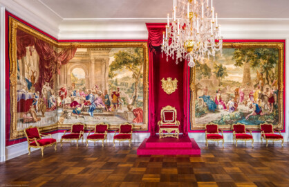 Schloss Bruchsal - Hauptbau / Corps de Logis - Beletage - Thronsaal - Von Norden - Blick nach Süden in den Thronsaal, auf Tapisserien der Serie "Berühmte Männer nach Plutarch" sowie auf das Thronensemble (aufgenommen im September 2020, am Nachmittag)