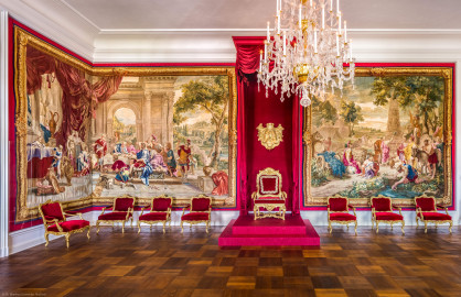 Schloss Bruchsal - Hauptbau / Corps de Logis - Beletage - Thronsaal - Von Norden - Blick nach Süden in den Thronsaal, auf Tapisserien der Serie "Berühmte Männer nach Plutarch" sowie auf das Thronensemble (aufgenommen im September 2020, am Nachmittag) Schloss Bruchsal - Hauptbau / Corps de Logis - Beletage - Thronsaal - Von Norden - Blick nach Süden in den Thronsaal, auf Tapisserien der Serie "Berühmte Männer nach Plutarch" sowie auf das Thronensemble (aufgenommen im September 2020, am Nachmittag)