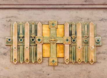 Waghäusel - Wallfahrtskirche - Von innen - Alter Chor - Altar - Von Westen - Blick auf die westliche Keramik-Verzierung des Altars (aufgenommen im September 2020, am späten Vormittag) Waghäusel - Wallfahrtskirche - Von innen - Alter Chor - Altar - Von Westen - Blick auf die westliche Keramik-Verzierung des Altars (aufgenommen im September 2020, am späten Vormittag)