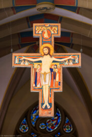 Waghäusel - Wallfahrtskirche - Von innen - Triumphbogen - Von Osten - Blick vom Längsschiff auf das Triumphkreuz vor/über dem Altar (gemalt von Herbert Kone, Kirrlach, Ende der 1990er Jahre, ?) (aufgenommen im September 2020, am späten Vormittag)