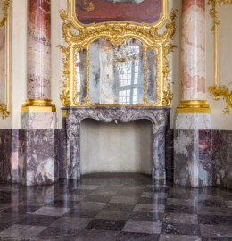 Schloss Bruchsal - Hauptbau / Corps de Logis - Von innen - Beletage - Marmorsaal / Kaisersaal - Südöstlicher Kamin und Spiegel - Von Nordwesten - Blick auf den Kamin und den vergoldeten Spiegel (aufgenommen im September 2020, am späten Vormittag)
