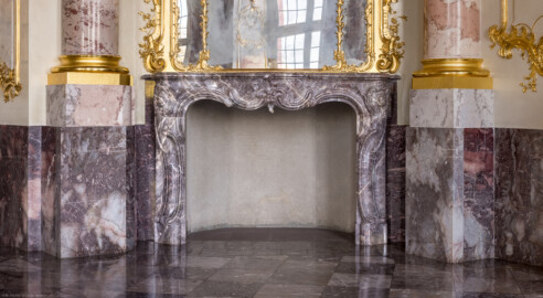 Schloss Bruchsal - Hauptbau / Corps de Logis - Von innen - Beletage - Marmorsaal / Kaisersaal - Südöstlicher Kamin - Von Nordwesten - Blick auf den Kamin unterhalb des vergoldeten Spiegels (aufgenommen im September 2020, am späten Vormittag)