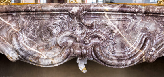 Schloss Bruchsal - Hauptbau / Corps de Logis - Von innen - Beletage - Marmorsaal / Kaisersaal - Südöstlicher Kamin - Von Nordwesten - Blick auf die Kaminverblendung unterhalb des vergoldeten Spiegels (aufgenommen im September 2020, am späten Vormittag) Schloss Bruchsal - Hauptbau / Corps de Logis - Von innen - Beletage - Marmorsaal / Kaisersaal - Südöstlicher Kamin - Von Nordwesten - Blick auf die Kaminverblendung unterhalb des vergoldeten Spiegels (aufgenommen im September 2020, am späten Vormittag)