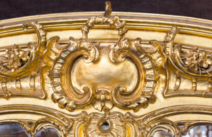 Schloss Bruchsal - Hauptbau / Corps de Logis - Von innen - Beletage - Marmorsaal / Kaisersaal - Südöstlicher Spiegel, oben Mitte - Von Nordwesten - Blick auf einen Ausschnitt der vergoldeten Stuckverzierung (aufgenommen im September 2020, um die Mittagszeit) Schloss Bruchsal - Hauptbau / Corps de Logis - Von innen - Beletage - Marmorsaal / Kaisersaal - Südöstlicher Spiegel, oben Mitte - Von Nordwesten - Blick auf einen Ausschnitt der vergoldeten Stuckverzierung (aufgenommen im September 2020, um die Mittagszeit)