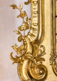 Schloss Bruchsal - Hauptbau / Corps de Logis - Von innen - Beletage - Marmorsaal / Kaisersaal - Südöstlicher Spiegel, unten links - Von Nordwesten - Blick auf einen Ausschnitt der vergoldeten Stuckverzierung (aufgenommen im September 2020, um die Mittagszeit)