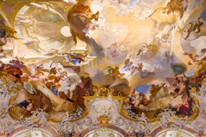 Schloss Bruchsal - Hauptbau / Corps de Logis - Von innen - Beletage - Marmorsaal / Kaisersaal - Decke, westliche Hälfte - Von Osten - Blick nach oben auf das westliche Deckenfresko (Deckenfresko urspünglich gemalt 1754 von Johannes Zick, originalgetreu rekonstruiert 1971 bis 1974 von Wolfram Köberl; Stuck urspünglich von Johann Michael Feuchtmayer dem Jüngeren, rekonstruiert 1962 bis 1969 von Jakob und Josef Schnitzer) (aufgenommen im September 2020, am frühen Nachmittag)