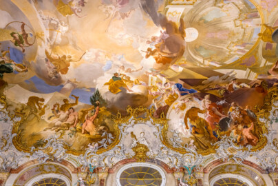 Schloss Bruchsal - Hauptbau / Corps de Logis - Von innen - Beletage - Marmorsaal / Kaisersaal - Decke, östliche Hälfte - Von Westen - Blick nach oben auf das östliche Deckenfresko (Deckenfresko urspünglich gemalt 1754 von Johannes Zick, originalgetreu rekonstruiert 1971 bis 1974 von Wolfram Köberl; Stuck urspünglich von Johann Michael Feuchtmayer dem Jüngeren, rekonstruiert 1962 bis 1969 von Jakob und Josef Schnitzer) (aufgenommen im September 2020, am Nachmittag)