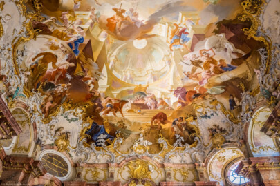 Schloss Bruchsal - Hauptbau / Corps de Logis - Von innen - Beletage - Marmorsaal / Kaisersaal - Decke, südliche Hälfte - Von Norden - Blick nach oben auf das südliche Deckenfresko (Deckenfresko urspünglich gemalt 1754 von Johannes Zick, originalgetreu rekonstruiert 1971 bis 1974 von Wolfram Köberl; Stuck urspünglich von Johann Michael Feuchtmayer dem Jüngeren, rekonstruiert 1962 bis 1969 von Jakob und Josef Schnitzer) (aufgenommen im September 2020, am Nachmittag)