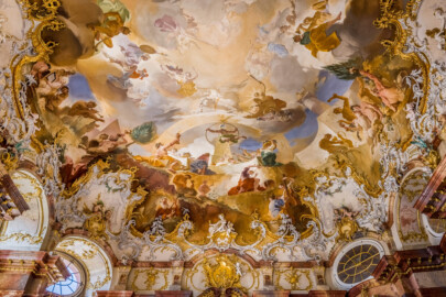 Schloss Bruchsal - Hauptbau / Corps de Logis - Von innen - Beletage - Marmorsaal / Kaisersaal - Decke, nördliche Hälfte - Von Süden - Blick nach oben auf das nördliche Deckenfresko (Deckenfresko urspünglich gemalt 1754 von Johannes Zick, originalgetreu rekonstruiert 1971 bis 1974 von Wolfram Köberl; Stuck urspünglich von Johann Michael Feuchtmayer dem Jüngeren, rekonstruiert 1962 bis 1969 von Jakob und Josef Schnitzer) (aufgenommen im September 2020, am Nachmittag)