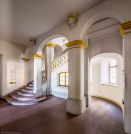 Schloss Bruchsal - Hauptbau / Corps de Logis - Von innen - Nordöstliche Dienertreppe - Erdgeschoss - Von Nordosten - Blick auf die Dienertreppe in das erste Obergeschoss (Zwischengeschoss), links die Tür zur Intrada (aufgenommen im September 2020, am Nachmittag) Schloss Bruchsal - Hauptbau / Corps de Logis - Von innen - Nordöstliche Dienertreppe - Erdgeschoss - Von Nordosten - Blick auf die Dienertreppe in das erste Obergeschoss (Zwischengeschoss), links die Tür zur Intrada (aufgenommen im September 2020, am Nachmittag)