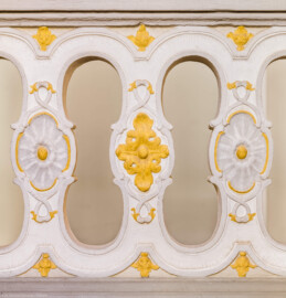 Schloss Bruchsal - Hauptbau / Corps de Logis - Von innen - Nordöstliche Dienertreppe - Zwischen erstem und zweitem Obergeschoss - Von Westen - Blick von der Treppe nach Osten auf einen Ausschnitt aus der Balustrade / dem Geländer im zweiten Obergeschoss (der Beletage) (aufgenommen im September 2020, am späten Vormittag) Schloss Bruchsal - Hauptbau / Corps de Logis - Von innen - Nordöstliche Dienertreppe - Zwischen erstem und zweitem Obergeschoss - Von Westen - Blick von der Treppe nach Osten auf einen Ausschnitt aus der Balustrade / dem Geländer im zweiten Obergeschoss (der Beletage) (aufgenommen im September 2020, am späten Vormittag)