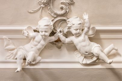 Schloss Bruchsal - Hauptbau / Corps de Logis - Von innen - Nordöstliche Dienertreppe - Blick nach oben auf zwei Putti an der Decke mit den Stuckverzierungen im dritten Obergeschoss (aufgenommen im September 2020, um die Mittagszeit) Schloss Bruchsal - Hauptbau / Corps de Logis - Von innen - Nordöstliche Dienertreppe - Blick nach oben auf zwei Putti an der Decke mit den Stuckverzierungen im dritten Obergeschoss (aufgenommen im September 2020, um die Mittagszeit)