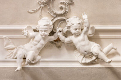 Schloss Bruchsal - Hauptbau / Corps de Logis - Von innen - Nordöstliche Dienertreppe - Blick nach oben auf zwei Putti an der Decke mit den Stuckverzierungen im dritten Obergeschoss (aufgenommen im September 2020, um die Mittagszeit) Schloss Bruchsal - Hauptbau / Corps de Logis - Von innen - Nordöstliche Dienertreppe - Blick nach oben auf zwei Putti an der Decke mit den Stuckverzierungen im dritten Obergeschoss (aufgenommen im September 2020, um die Mittagszeit)